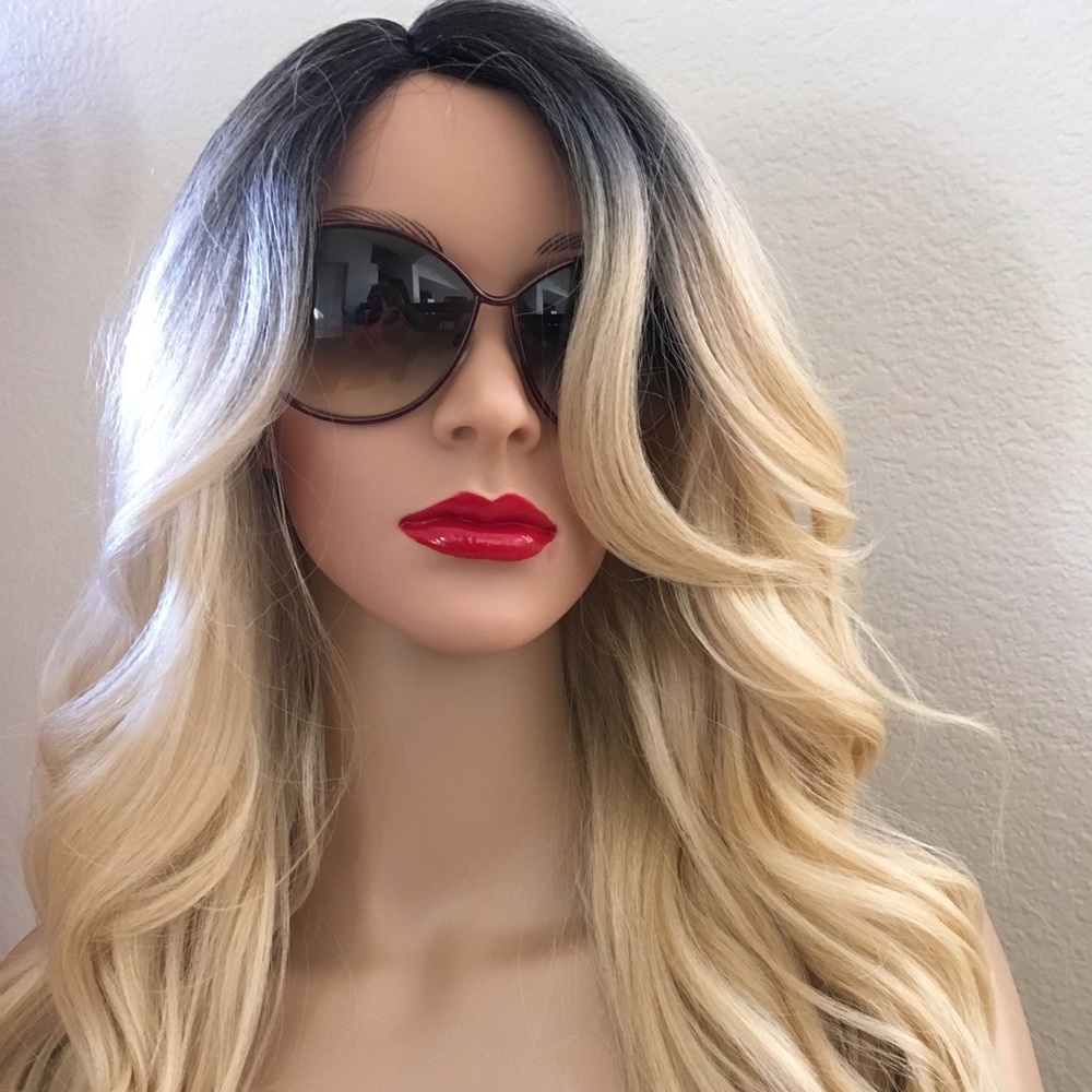 Blonde wig 26 inch long wavy layered ombré - Picture 3 of 8